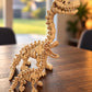 Langhals-dinosaurskelet ved siden af mindre skelet-figur