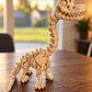Langhals-dinosaurskelet set fra siden, stående på bord