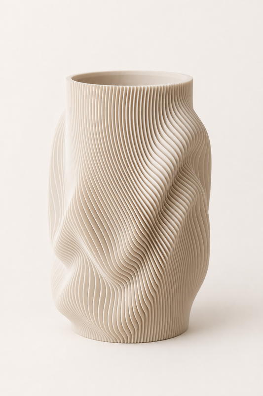 Lilli vase i sandfarvet, bølget riflet design